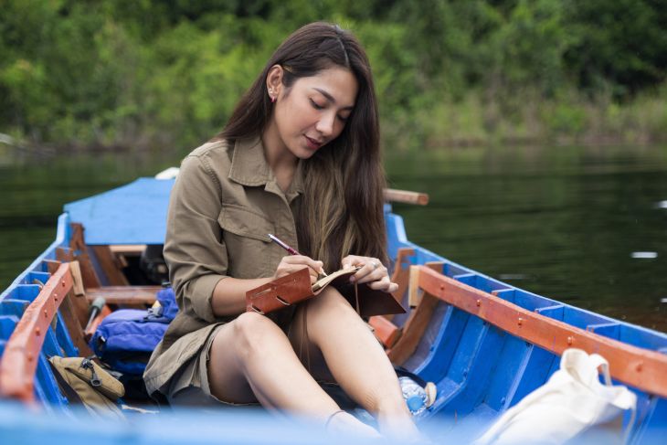 Perjalanan Dinda Kirana jelajahi hutan lewat "Segala dalam Diam"
