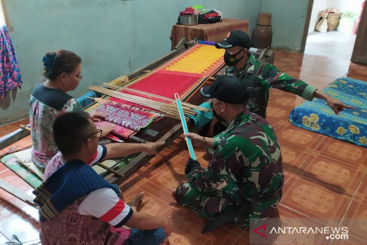 Kerajinan tenun warga perbatasan warisan bangsa kebanggaan Indonesia