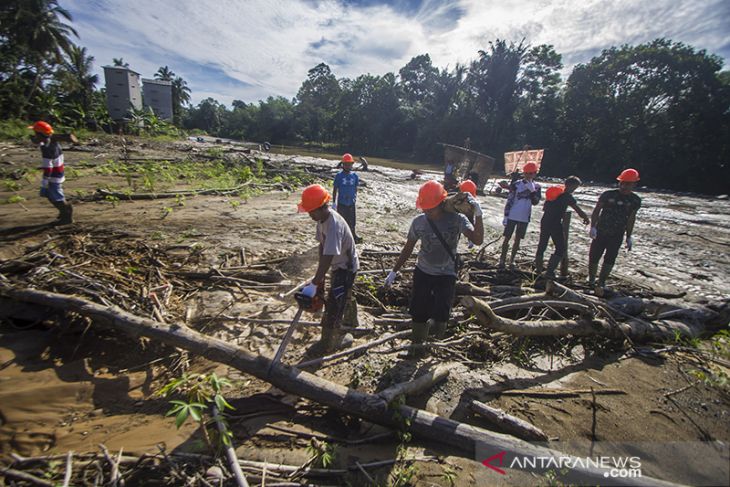 Aksi Bersih-Bersih Sungai PascaBanjir Bandang