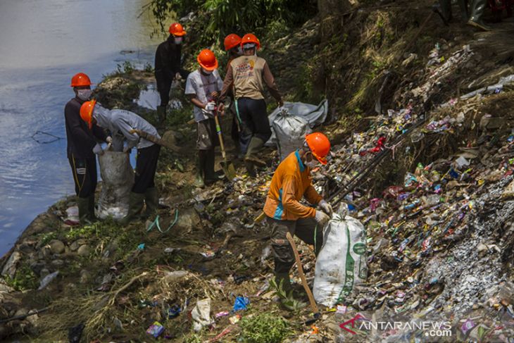 Aksi Bersih-Bersih Sungai PascaBanjir Bandang