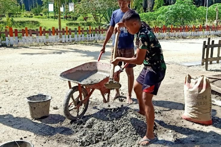 Satgas TNI Yonif 403 perbaiki jalan kampung di perbatasan RI-PNG