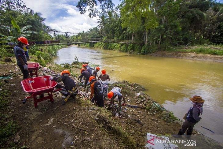 Aksi Bersih-Bersih Sungai PascaBanjir Bandang