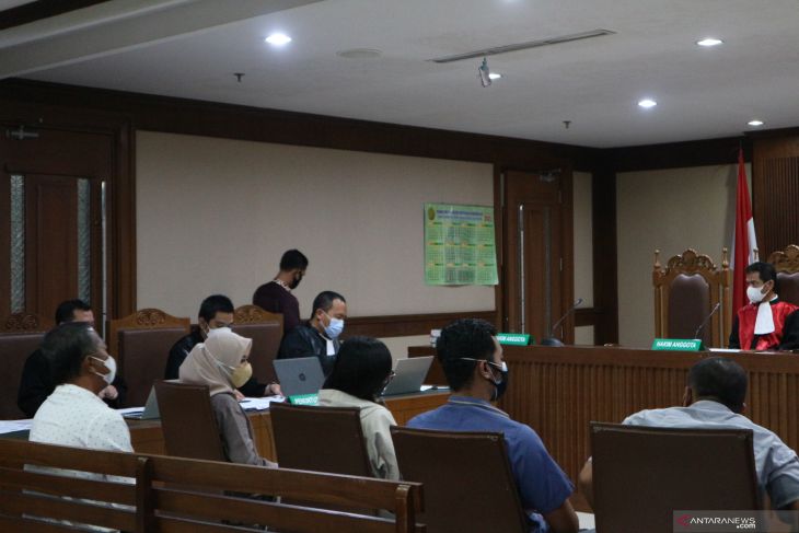 Mantan Bupati Kutai Kartanegara Rita Widyasari diminta tidak membawa-bawa nama Azis Syamsuddin