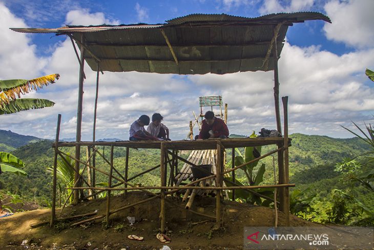 Susah Sinyal Pelajar Di Kalsel Belajar Di Puncak Bukit