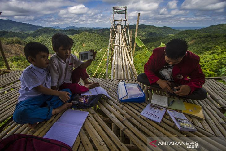 Susah Sinyal Pelajar Di Kalsel Belajar Di Puncak Bukit