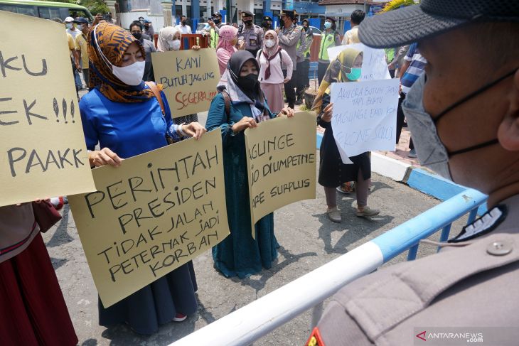 Puluhan peternak di Tulungagung demo tuntut pasokan jagung harga murah