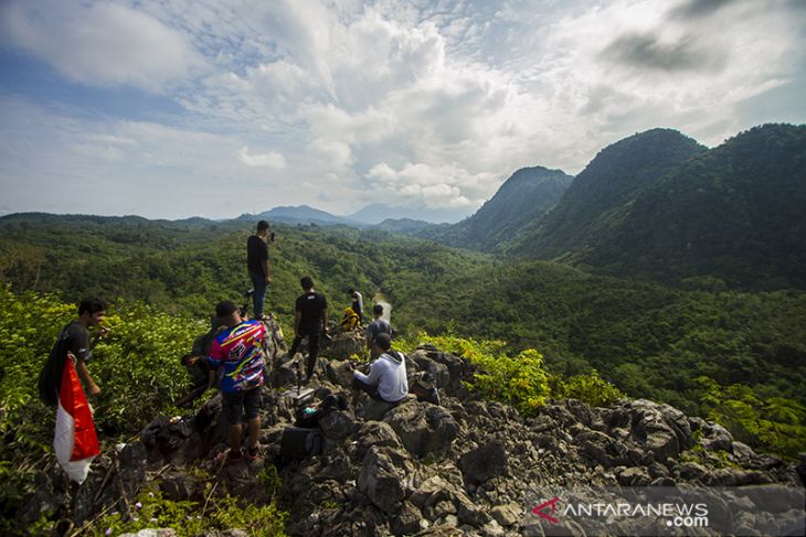 Wisata Bukit Batu Langara Di Kawasan Geopark Meratus