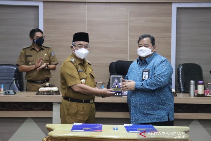 Bupati HSS terima piagam WTP 2020 dan plakat penghargaan predikat WTP