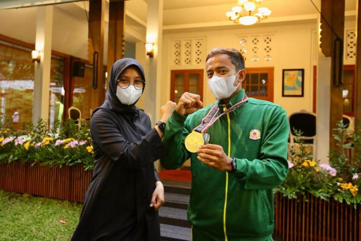 Bupati Banyuwangi serahkan bonus Rp193 juta kepada atlet PON Papua