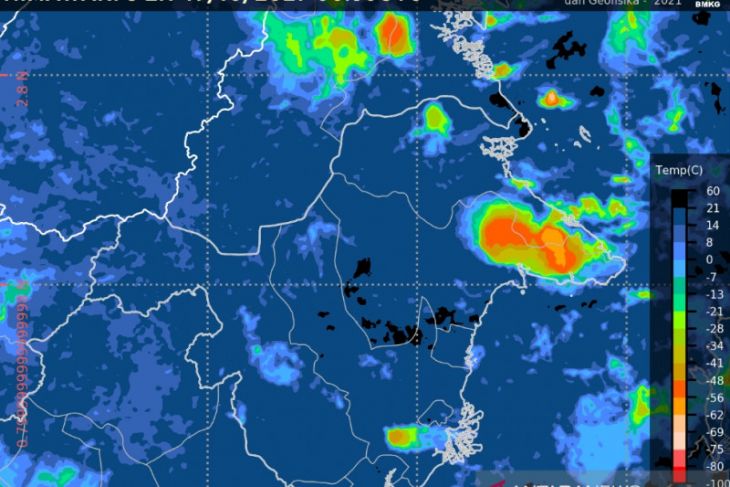 Hujan lebat disertai kilat dan angin kencang landa sebagian Indonesia