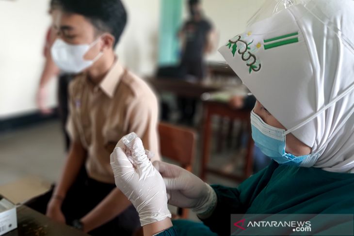 Penerima dua dosis vaksin  COVID-19 di Indonesia capai 96,5 juta orang