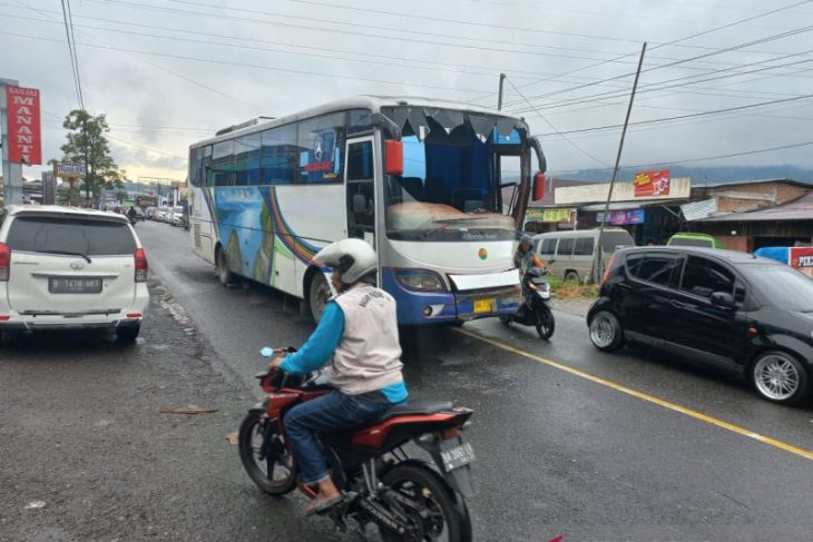 Jalur Bukittinggi-Padang Panjang macet ada tabrakan beruntun