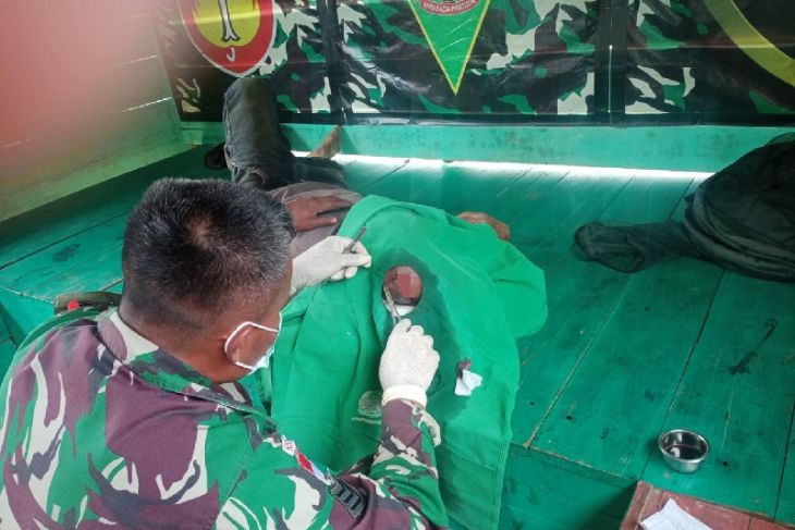 Satgas TNI bantu obati luka robek bagian kepala warga perbatasan