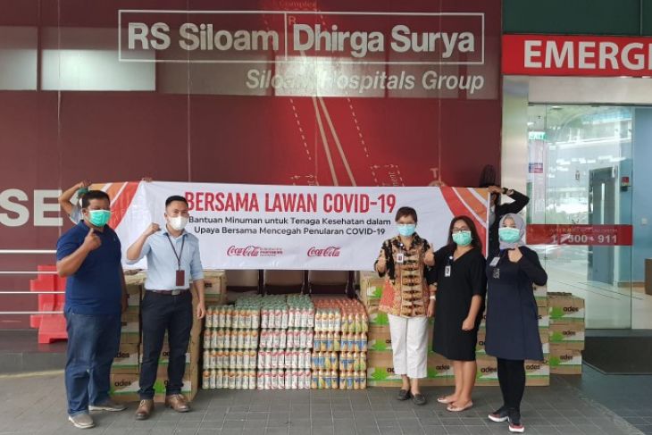Coca-Cola serahkan ribuan paket minuman kepada Dinkes dan rumah sakit di tiga provinsi