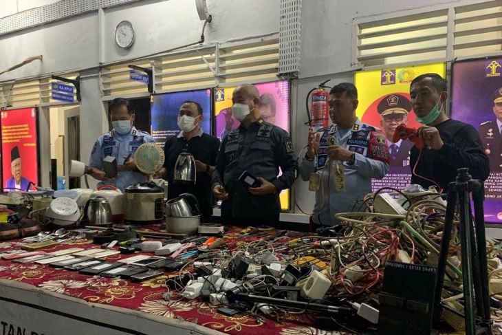 Kemenkumham temukan senjata tajam hingga narapidana positif narkoba di LapasTangerang