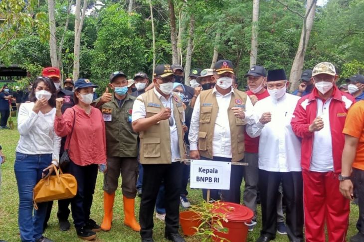Kepala BNPB - Gubernur Maluku tanam pohon perkuat mitigasi bencana lestarikan lingkungan