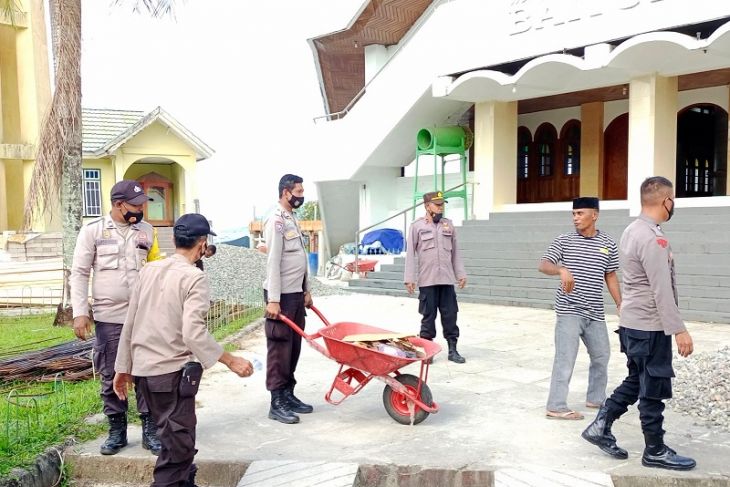 Polres Pulau Ambon bhakti sosial peringati Maulid Nabi Muhammad SAW silaturahim polisii - masyarakat