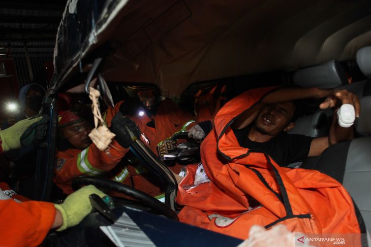 Evakuasi Korban Kecelakaan Surabaya