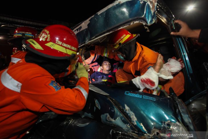 Evakuasi Korban Kecelakaan Surabaya