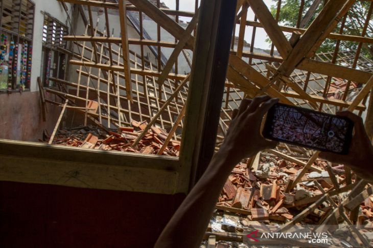 Atap bangunan sekolah ambruk di Karawang 