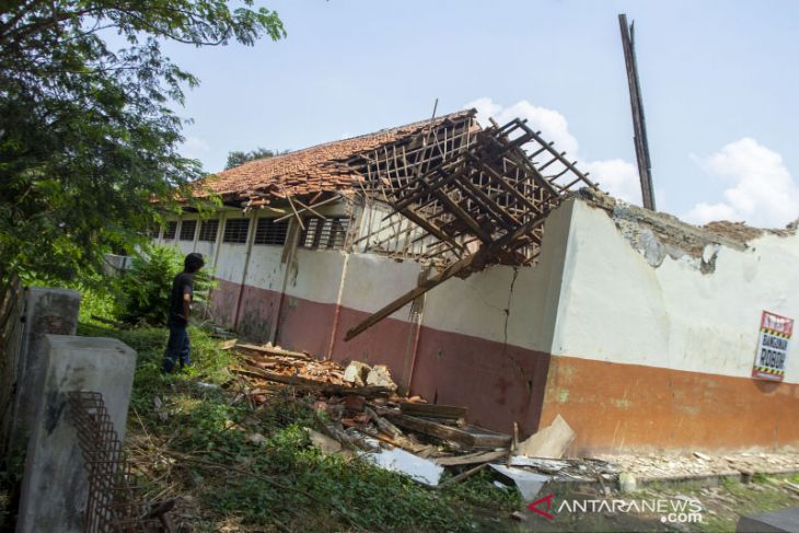 Atap bangunan sekolah ambruk di Karawang 