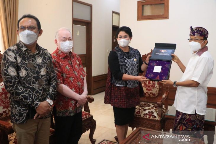 Gubernur Bali berbagi