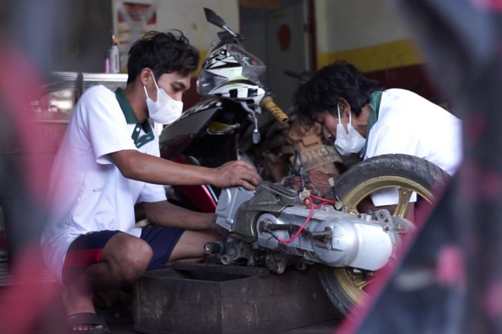 Bengkel motor dari PLN bantu kurangi pengangguran di Karimunting
