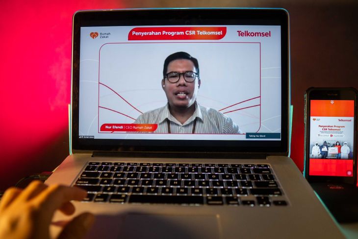 Telkomsel dan Rumah Zakat Bantu APD hingga Sembako Nakes COVID-19 di Indonesia