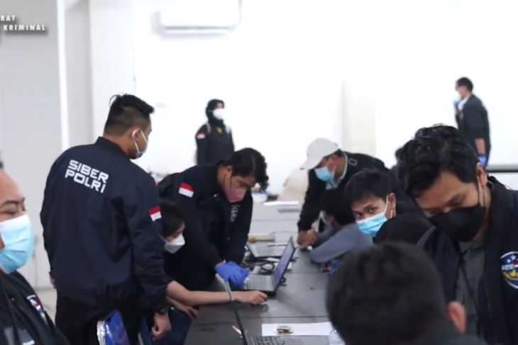Polda Jatim gerebek kantor pinjol ilegal di Surabaya