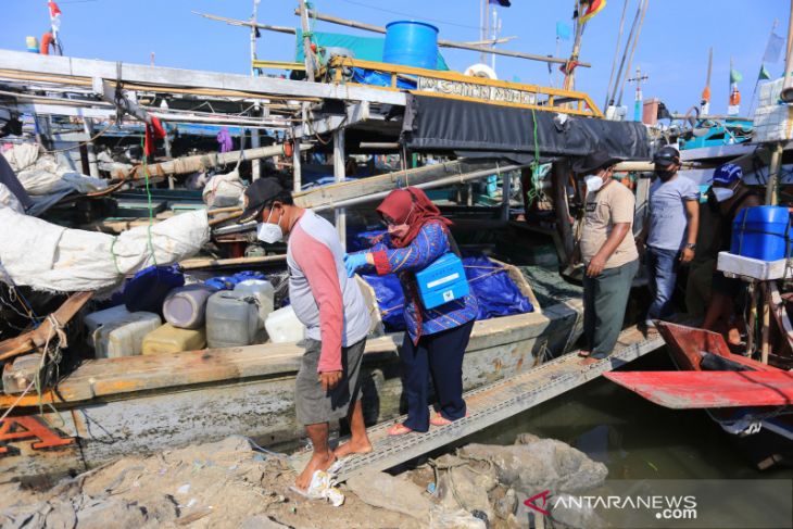 Jemput bola vaksin di kampung nelayan 