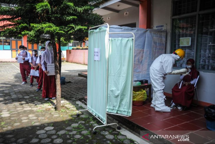 Jumlah kasus positif hasil tes acak bagi pelajar 