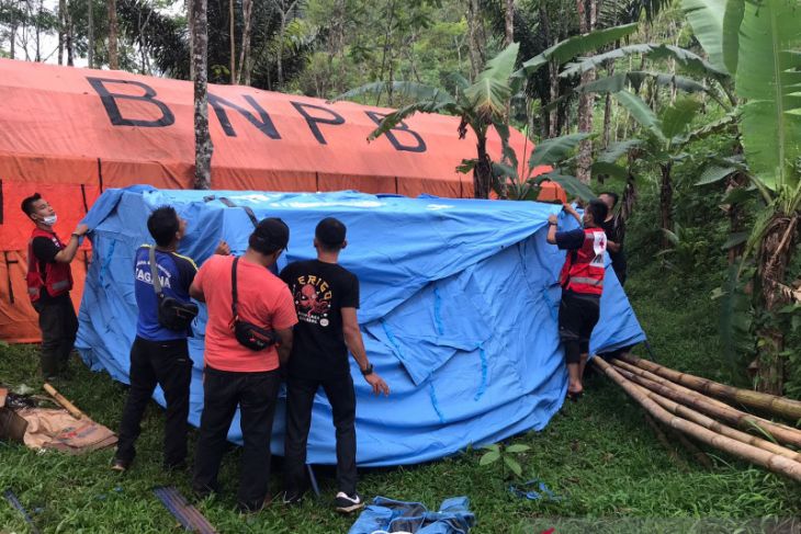 PMI bantu mengungsikan korban pergerakan tanah di Cigulusur Sukabumi