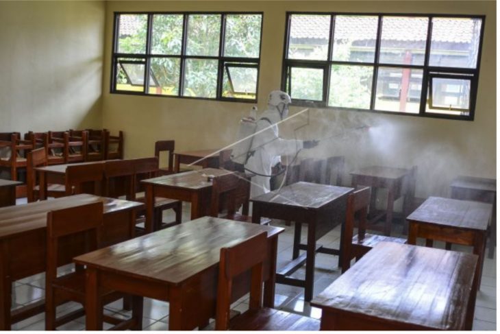 Penyemprotan disinfektan di sekolah