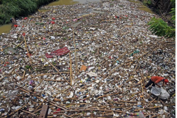 Tumpukan sampah di muara sungai