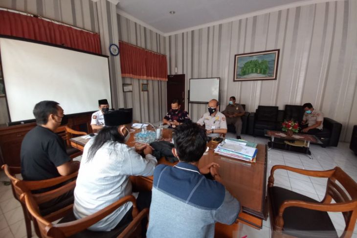 Panitia resepsi pernikahan keluarga Bupati Jember didenda Rp10 juta
