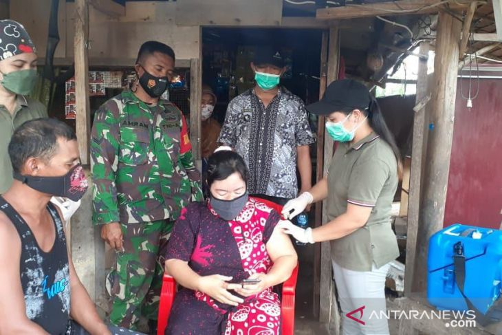 Nakes di Minahasa Tenggara ambil kebijakan datangi rumah warga laksanakan vaksinasi
