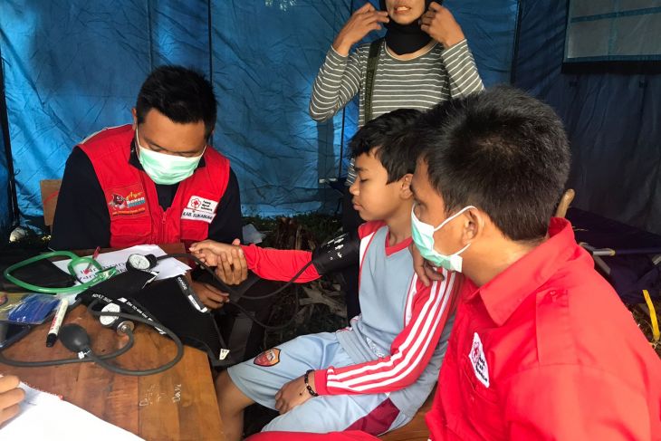 PMI Sukabumi bantu periksa kesehatan pengungsi korban tanah bergerak Cigulusur
