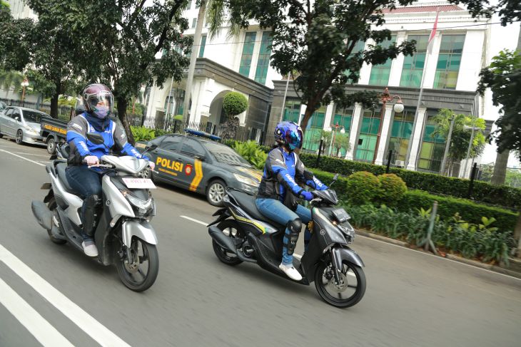 Tips dan trik berkendara sepeda motor, wanita wajib tahu!
