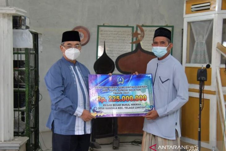 Pemkab HSS serahkan alokasi bantuan renovasi Masjid besar Nurul Hikmah