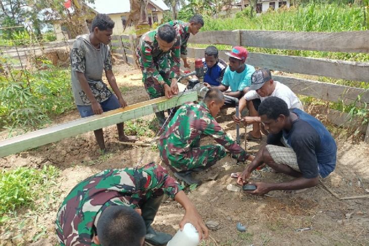 Satgas TNI membuat sumur bor air bersih untuk warga Kiworo Merauke