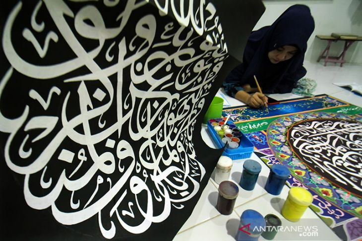 Latihan kaligrafi persiapan MTQ KE-V Korpri Nasional