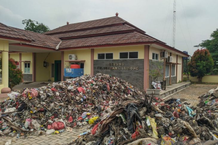 Puluhan warga buang sampah dari Tangsel di Kantor Kelurahan Cilowong
