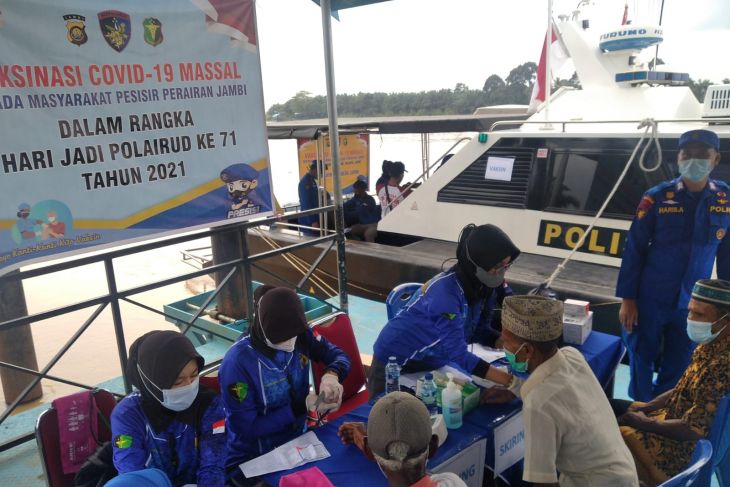Polairud Polda Jambi gelar vaksinasi warga di Muaro Jambi