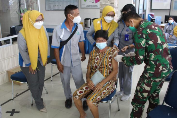 Perumdam Tirta Senentang dan Kodim 1205/Sintang gelar serbuan vaksinasi