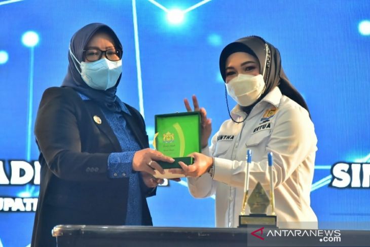 Ade Yasin melantik Pengurus Kadin Kabupaten Bogor periode 2021-2026