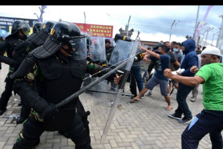 Simulasi penanggulangan huru-hara