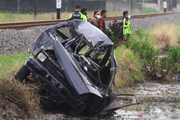 Kecelakaan di Perlintasan Rel KA Tanpa Palang Pintu