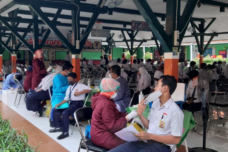 Sebanyak 72.003 pelajar SMP se-Surabaya peserta PTM jalani tes antigen