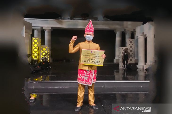 Presenting sasirangan, HSU's Zainal Fuad wins 2021 National Youth Pioneer