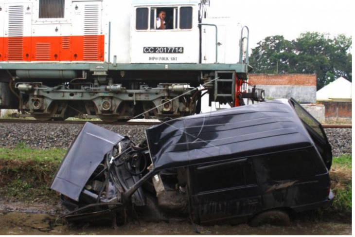 Kecelakaan mobil ditabrak kereta api di Malang